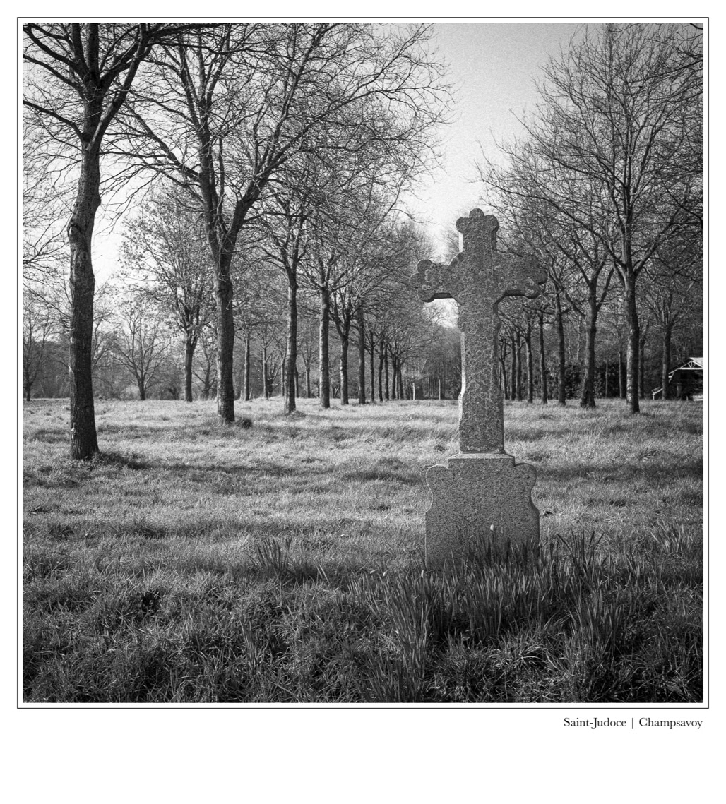 black and white, bretagne, brittany, bw, calvaire, calvary, croix, cross, monochrom, monochrome, noir et blanc