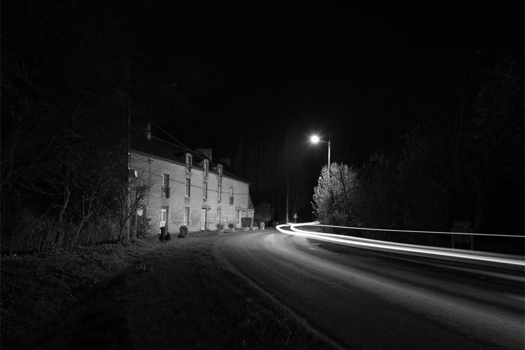 black and white, bretagne, brittany, bw, car lights, house, light, lumière, maison, monochrom, monochrome, night, noir et blanc, nuit, phares, road, route