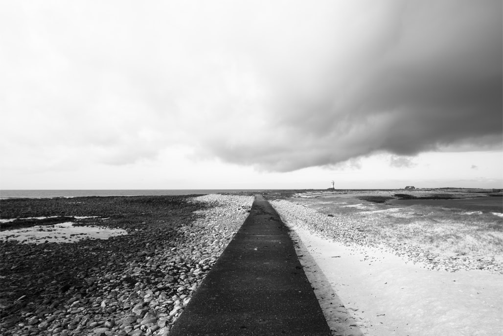 beach, black and white, bretagne, brittany, bw, digue, dike, ile de sein, jetée, lighthouse, monochrom, monochrome, noir et blanc, phare, pier, plage, rocher, rock