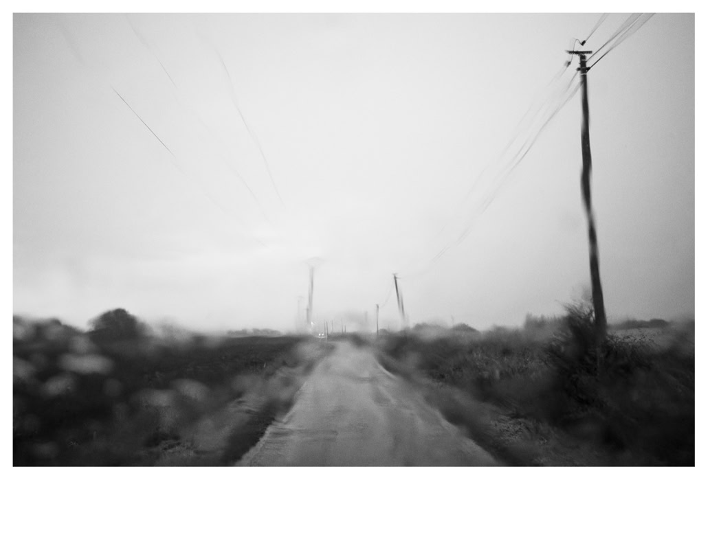 black and white, bretagne, brittany, bw, champ, field, fil électrique, monochrom, monochrome, noir et blanc, pluie, pole, poteau, rain, road, route, wire