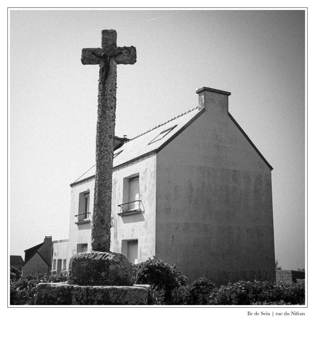 black and white, bretagne, brittany, bw, calvaire, calvary, croix, cross, monochrom, monochrome, noir et blanc