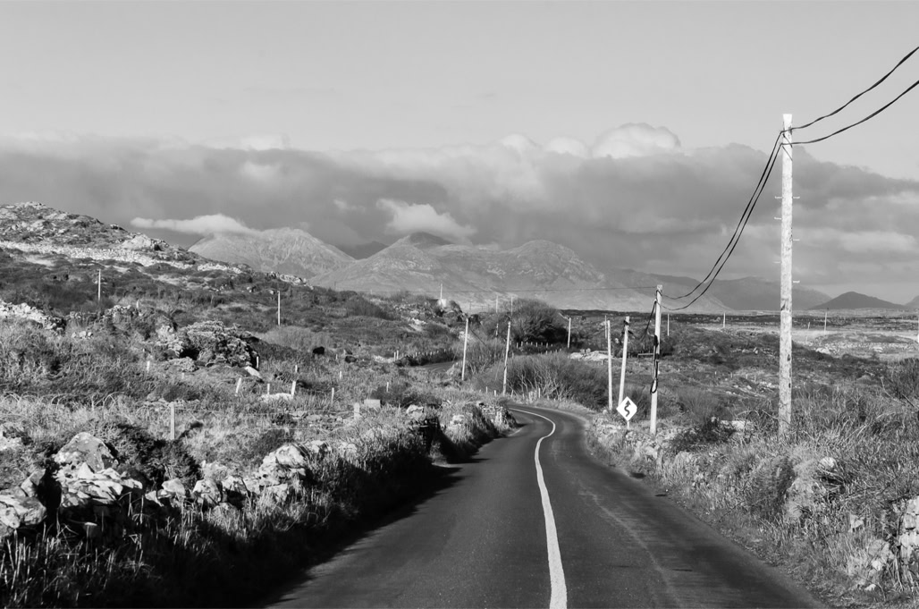 Ireland, Irlande, black and white, bw, connemara, monochrom, monochrome, noir et blanc, paysage landscape, pole, poteau, road, route, twelve bens