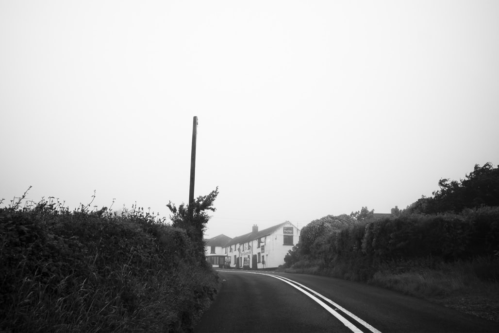 UK, auberge, black and white, bw, cornouailles, cornwall, england, inn, monochrom, monochrome, noir et blanc, road, route, united kingdom