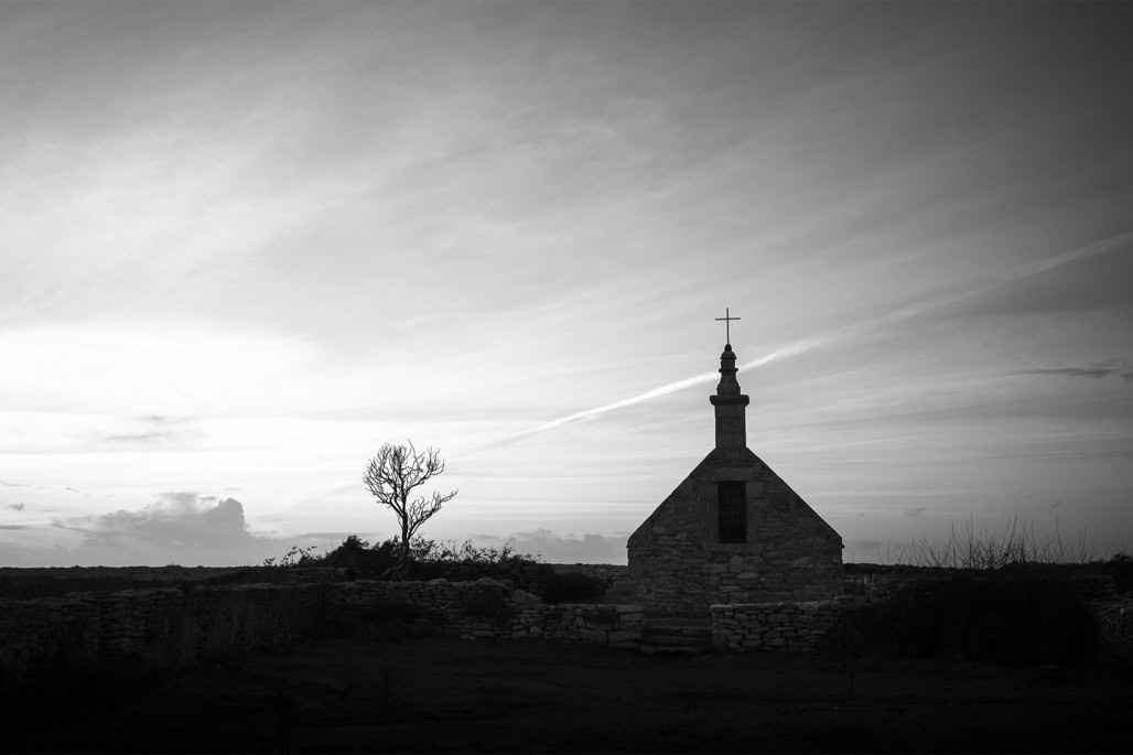 arbre, black and white, bretagne, brittany, bw, chapel, chapelle, monochrom, monochrome, noir et blanc, tree, île de sein