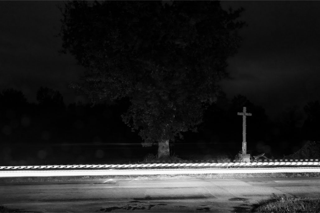 arbre, black and white, bretagne, brittany, bw, carrefour, croix, cross, crossroads, diaoul, light, lumière, monochrom, monochrome, noir et blanc, tree