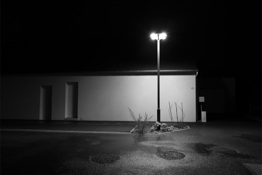 black and white, bretagne, brittany, bw, house, light, lumière, maison, monochrom, monochrome, night, noir et blanc, nuit, rue, street