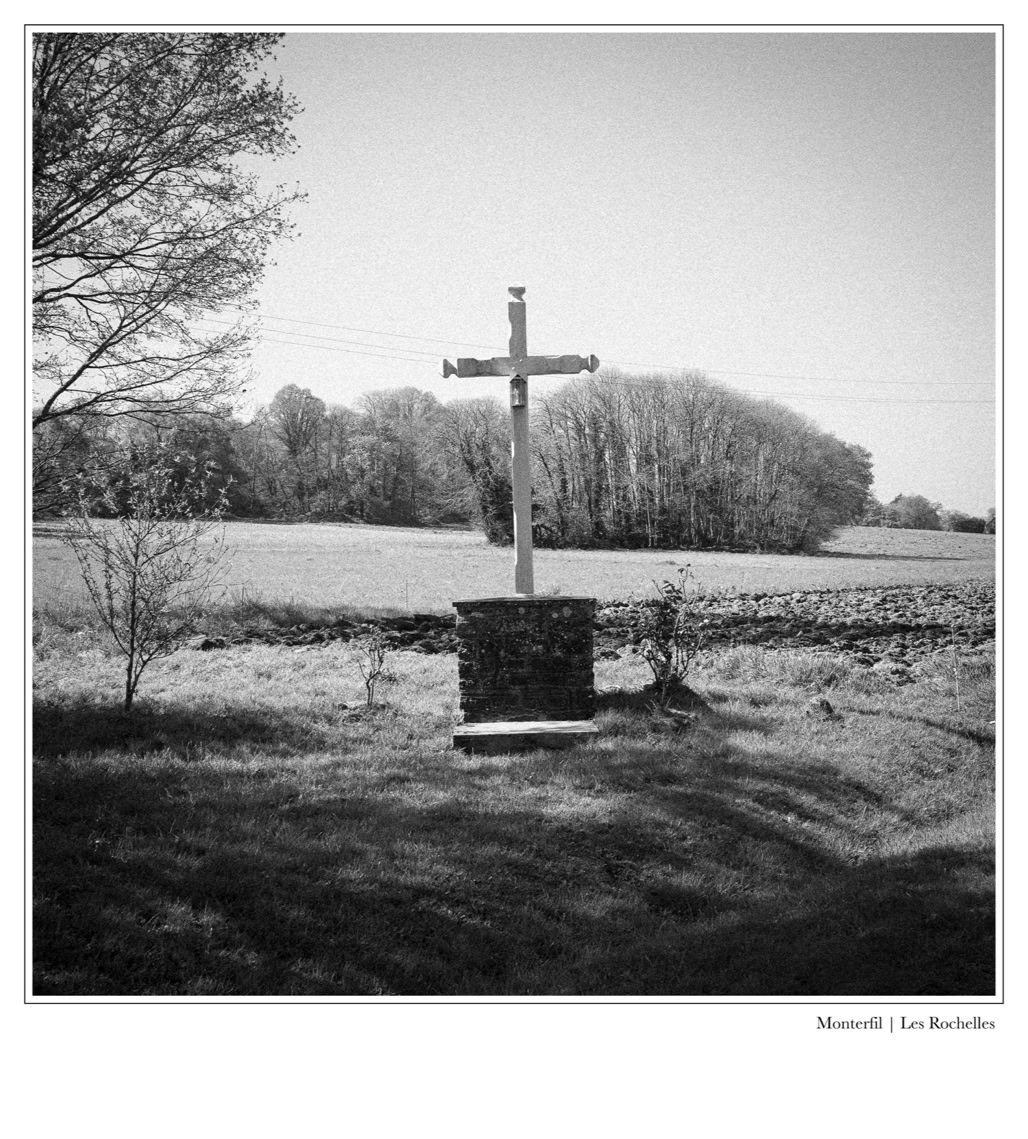black and white, bretagne, brittany, bw, calvaire, calvary, croix, cross, monochrom, monochrome, noir et blanc