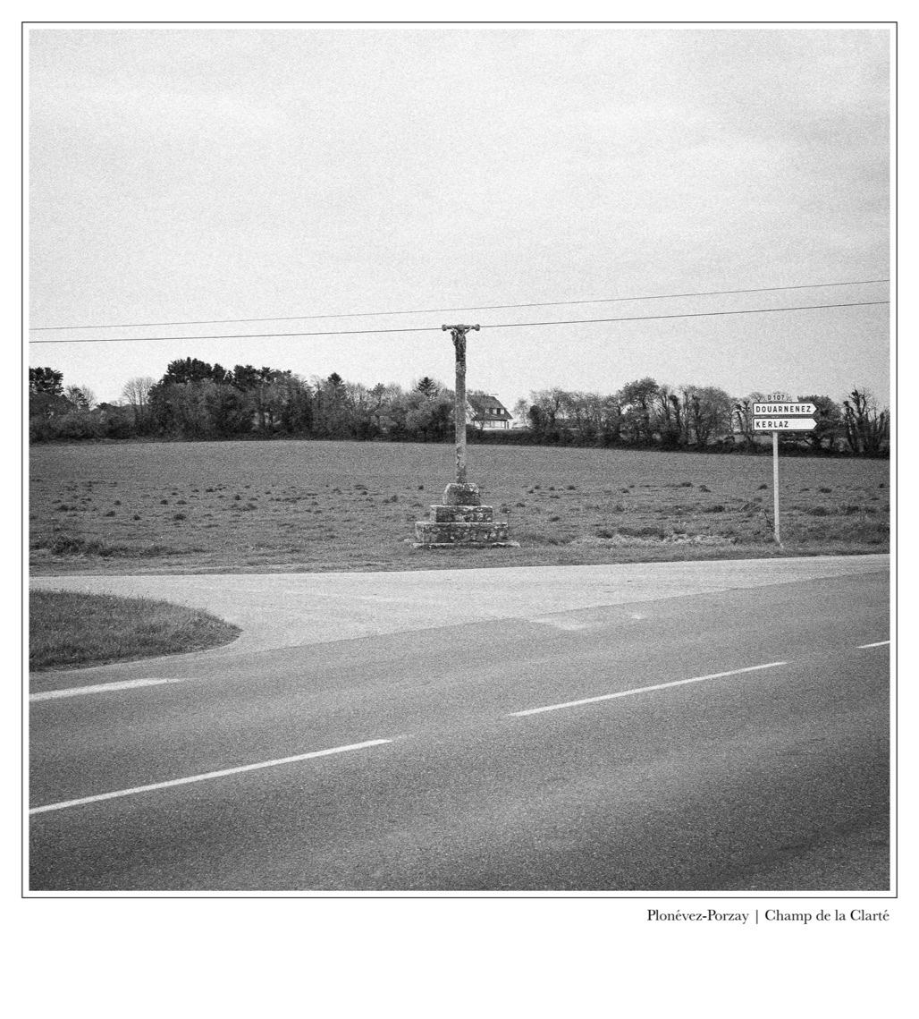 black and white, bretagne, brittany, bw, calvaire, calvary, croix, cross, monochrom, monochrome, noir et blanc