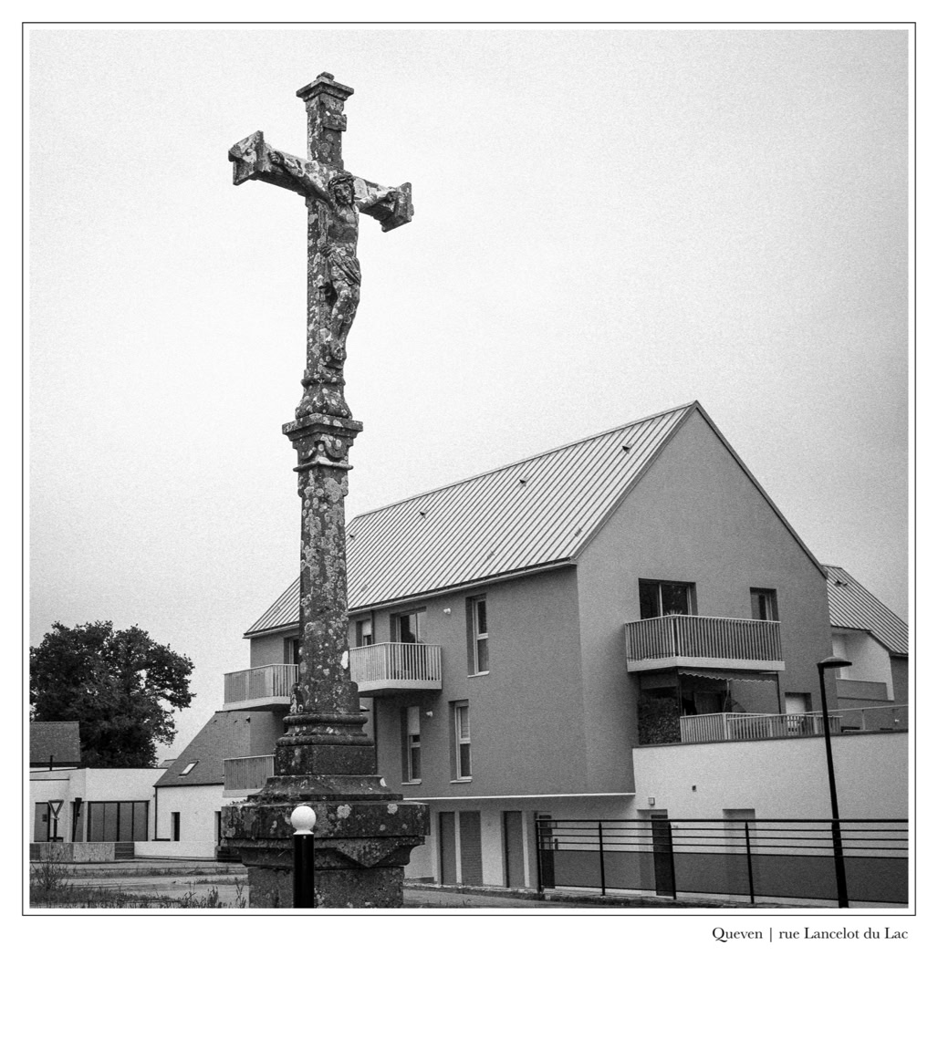 black and white, bretagne, brittany, bw, calvaire, calvary, croix, cross, monochrom, monochrome, noir et blanc