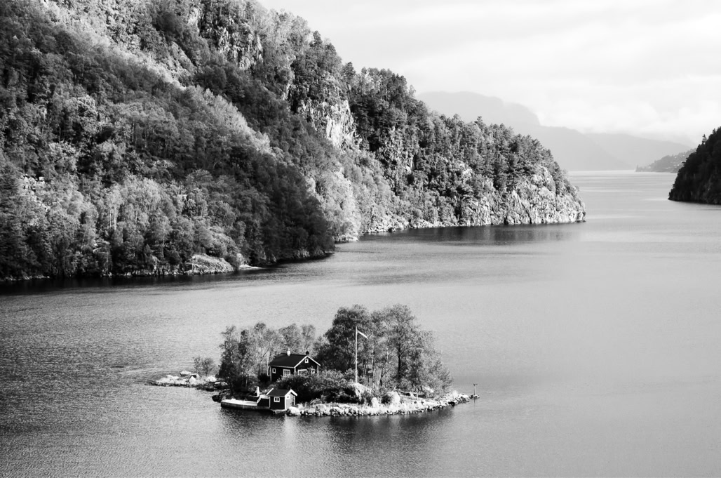 black and white, bw, fjord, forest, forêt, house, island, maison, monochrom, monochrome, montagne, mountain, noir et blanc, norvège, norway, île