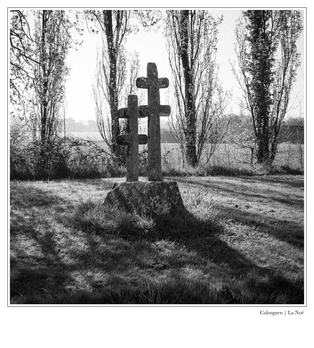 black and white, bretagne, brittany, bw, calvaire, calvary, croix, cross, monochrom, monochrome, noir et blanc