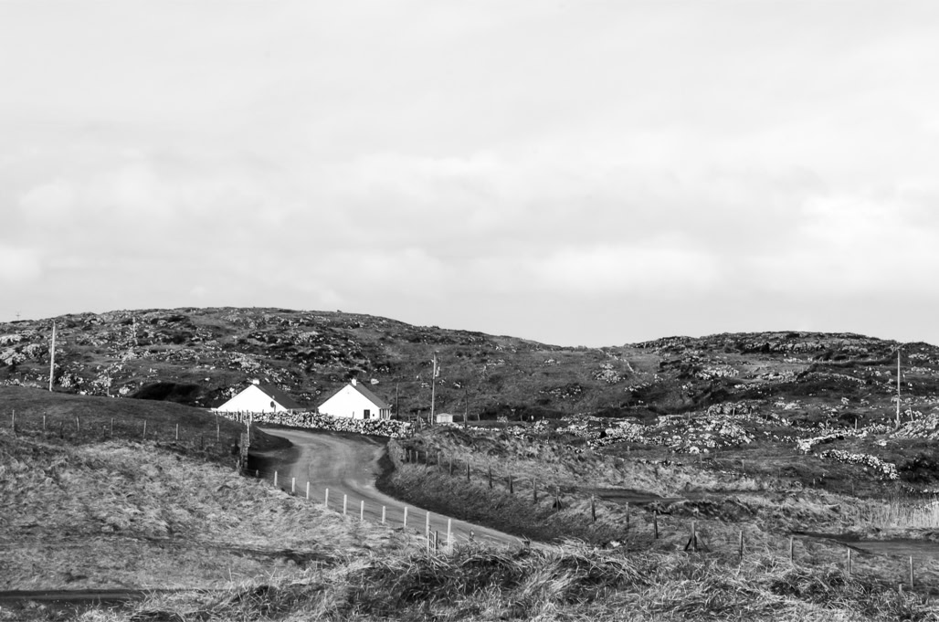 Ireland, Irlande, black and white, bw, connemara, house, lande, maison, monochrom, monochrome, moor, noir et blanc, paysage landscape, road, route