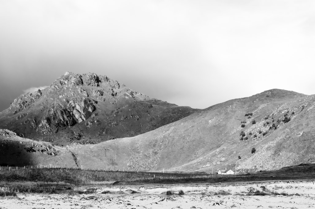 black and white, bw, house, lofoten, maison, monochrom, monochrome, montagne, mountain, noir et blanc, norvège, norway