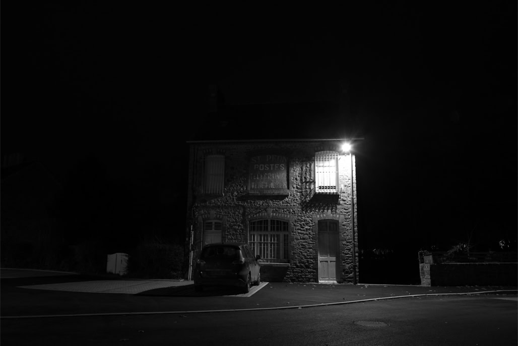 black and white, bretagne, brittany, bw, car, house, light, lumière, maison, monochrom, monochrome, night, noir et blanc, nuit, voiture