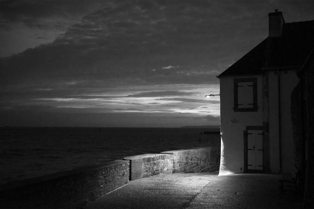 black and white, bretagne, brittany, bw, house, maison, monochrom, monochrome, noir et blanc, ocean, quai, quay, île de sein
