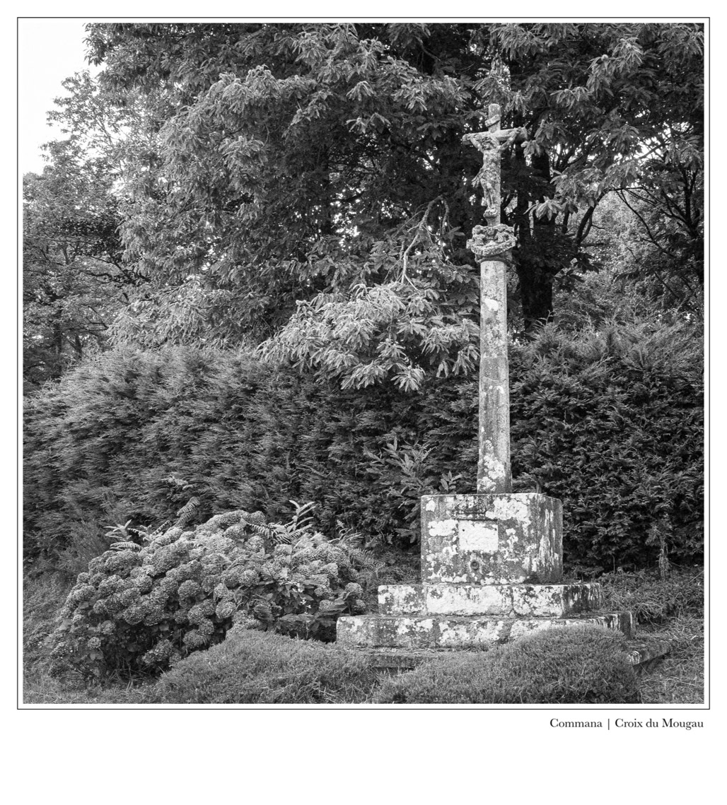 black and white, bretagne, brittany, bw, calvaire, calvary, croix, cross, monochrom, monochrome, noir et blanc