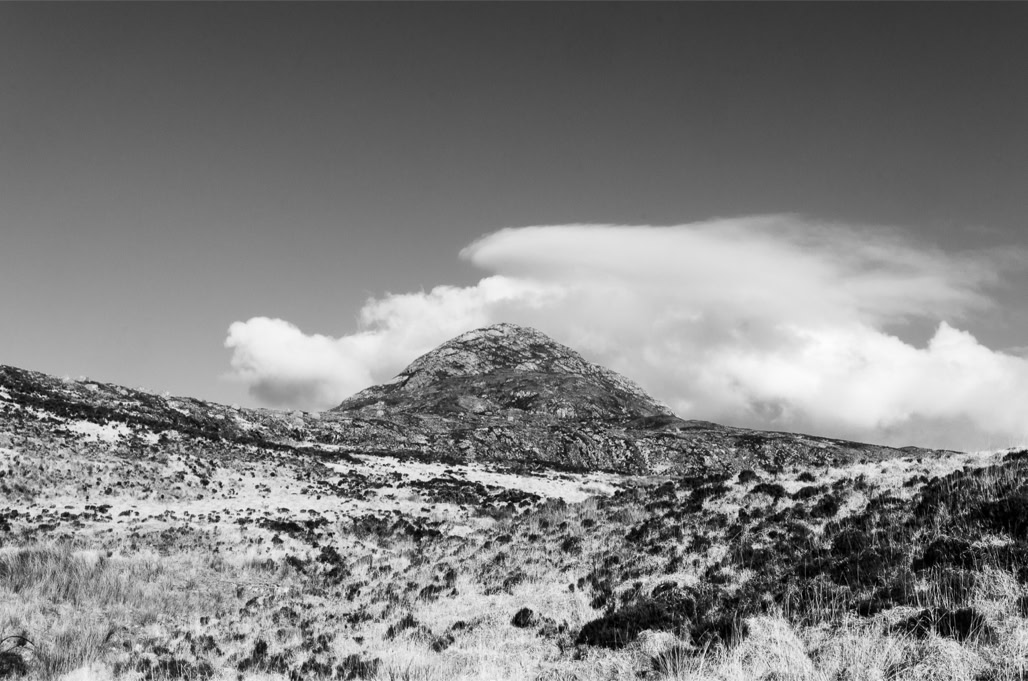 Ireland, Irlande, black and white, bw, connemara, monochrom, monochrome, noir et blanc, paysage, landscape, lande, moor, diamond hill, colline, hill