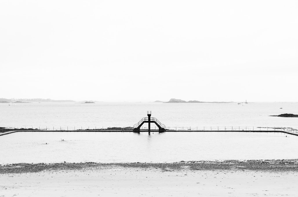 baigneur, black and white, bretagne, brittany, bw, diving platform, monochrom, monochrome, noir et blanc, ocean, piscine, plage de bon secours, plongeoir, saint-malo, swimmer, swimming pool