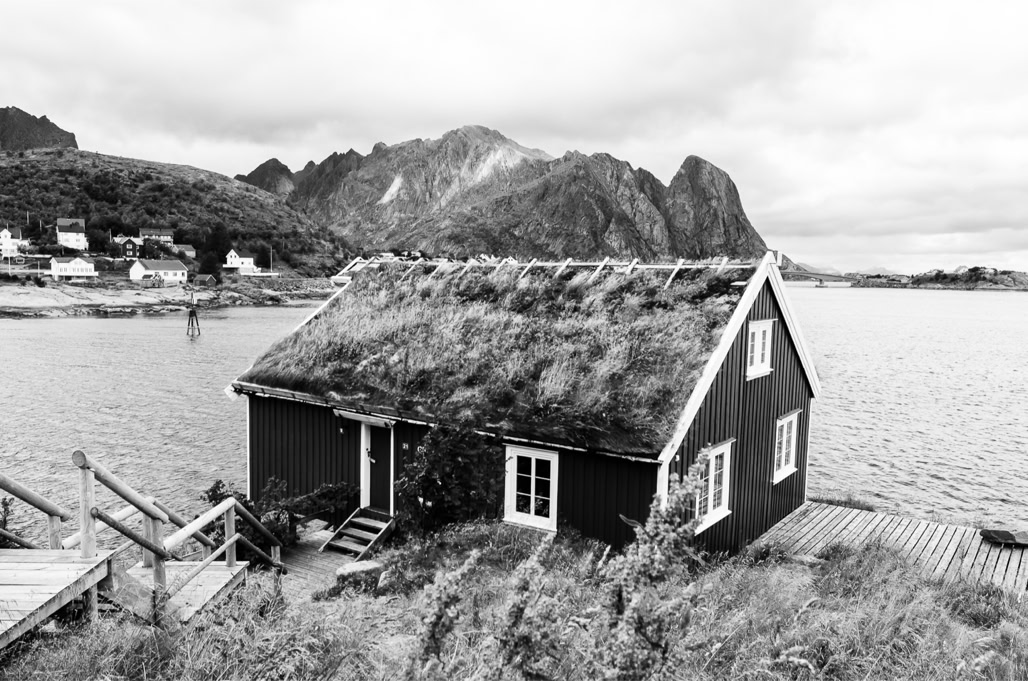 black and white, bw, house, lofoten, maison, monochrom, monochrome, montagne, mountain, noir et blanc, norvège, norway