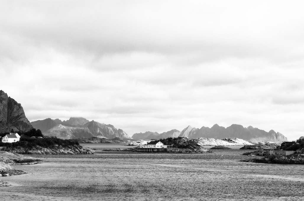 black and white, bw, house, lofoten, maison, monochrom, monochrome, montagne, mountain, noir et blanc, norvège, norway, ocean