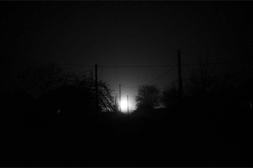 arbre, black and white, bretagne, brittany, bw, light, lumière, monochrom, monochrome, noir et blanc, pole, poteau, tree