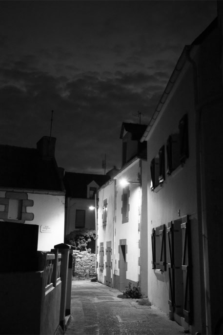 black and white, bretagne, brittany, bw, house, maison, monochrom, monochrome, noir et blanc, rue, île de sein