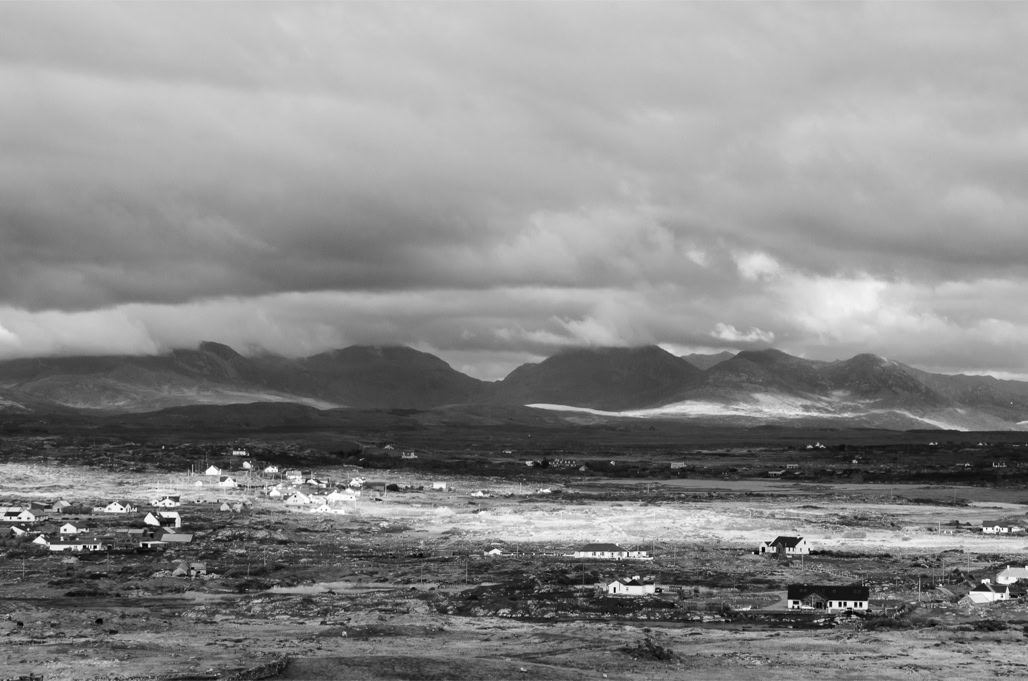 Ireland, Irlande, black and white, bw, connemara, house, lande, maison, monochrom, monochrome, montagne, moor, mountain, noir et blanc, paysage landscape, twelve bens
