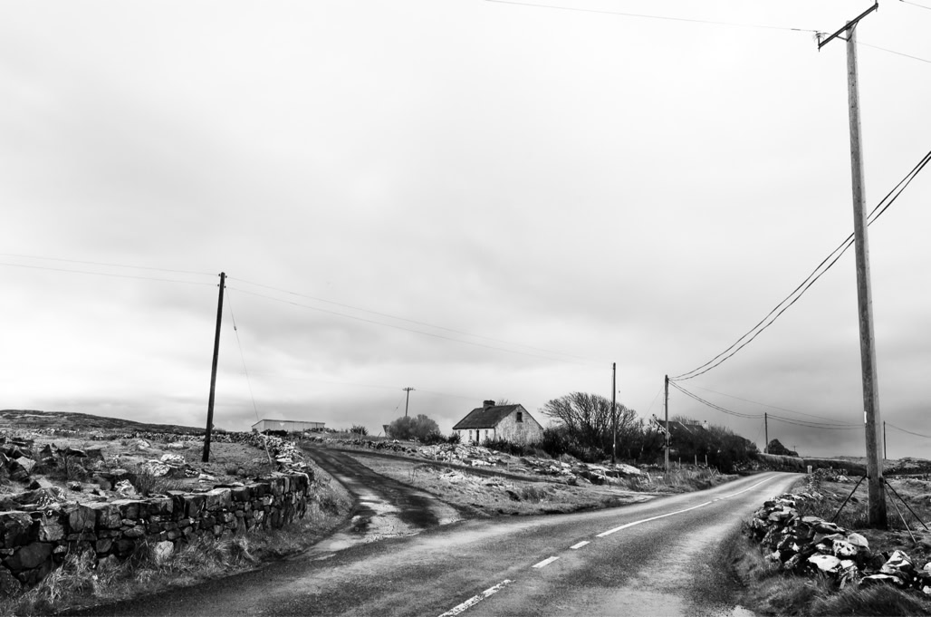 Ireland, Irlande, black and white, bw, house, maison, monochrom, monochrome, noir et blanc, paysage landscape, post, poteau, road, route