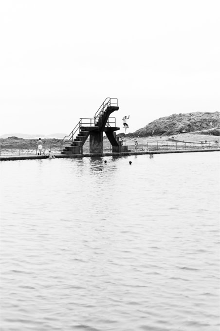baigneur, black and white, bretagne, brittany, bw, diving platform, grand bé, monochrom, monochrome, noir et blanc, ocean, piscine, plage de bon secours, plongeoir, saint-malo, swimmer, swimming pool
