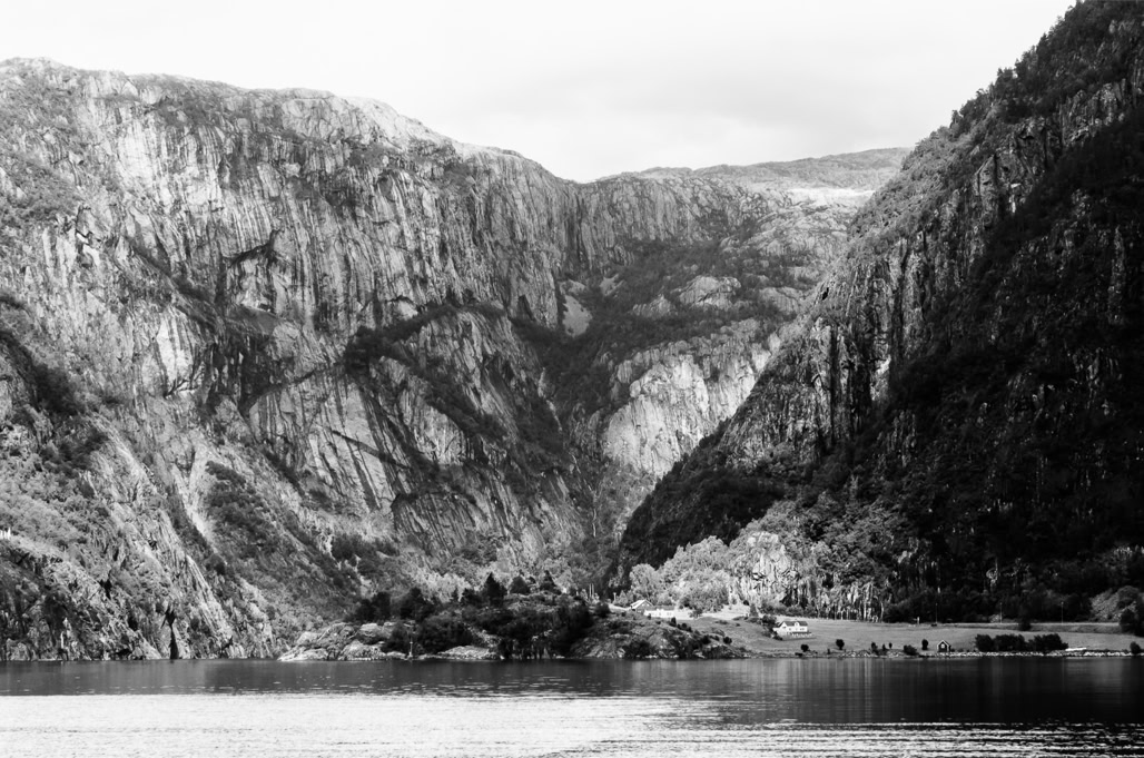 black and white, bw, fjord, house, maison, monochrom, monochrome, montagne, mountain, noir et blanc, norvège, norway