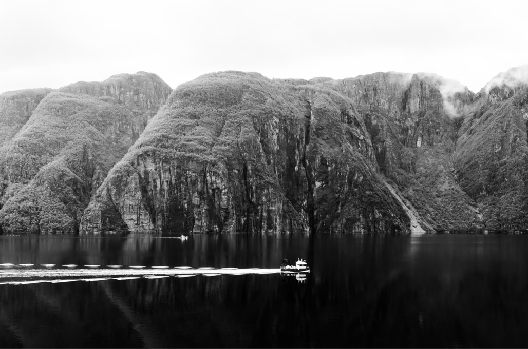 bateau, black and white, boat, bw, cliff, falaise, fjord, monochrom, monochrome, noir et blanc, norvège, norway