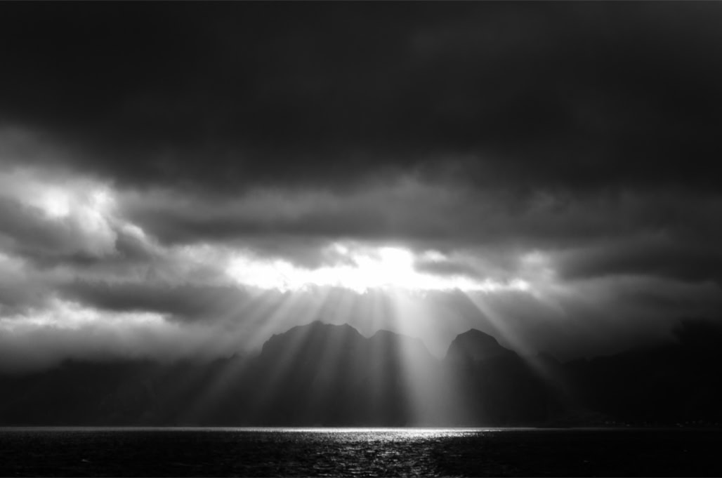 backlightning, black and white, bw, contre-jour, crépuscule, lofoten, monochrom, monochrome, montagne, mountain, noir et blanc, norvège, norway, ocean, twilight