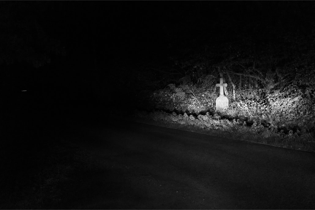 black and white, bretagne, brittany, bw, croix, cross, diaoul, light, lumière, monochrom, monochrome, noir et blanc, road, route