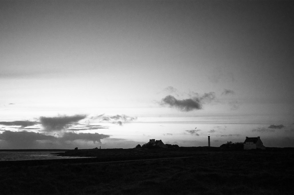 black and white, bretagne, brittany, bw, goulenez, house, lighthouse, maison, monochrom, monochrome, noir et blanc, phare, île de sein