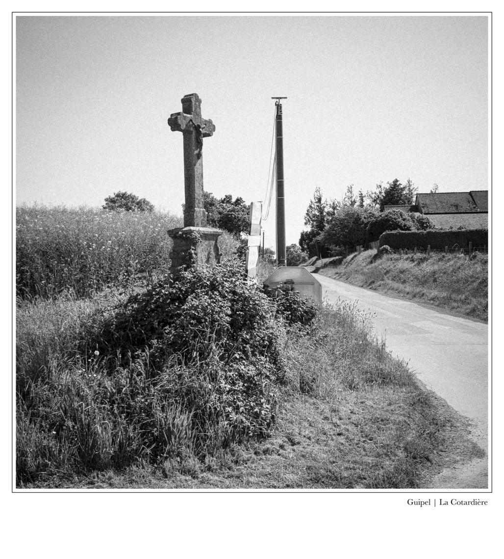 black and white, bretagne, brittany, bw, calvaire, calvary, croix, cross, monochrom, monochrome, noir et blanc