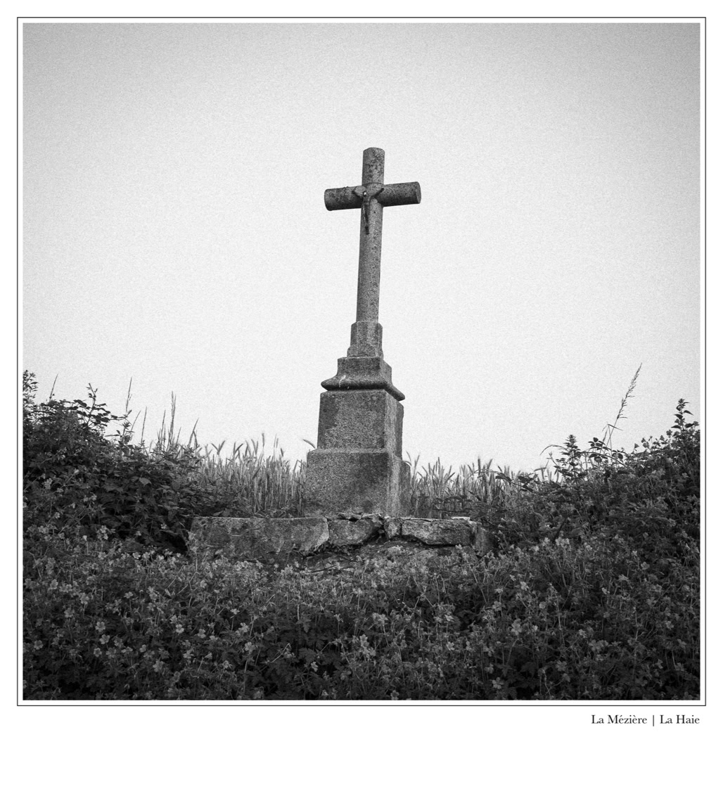 black and white, bretagne, brittany, bw, calvaire, calvary, croix, cross, monochrom, monochrome, noir et blanc