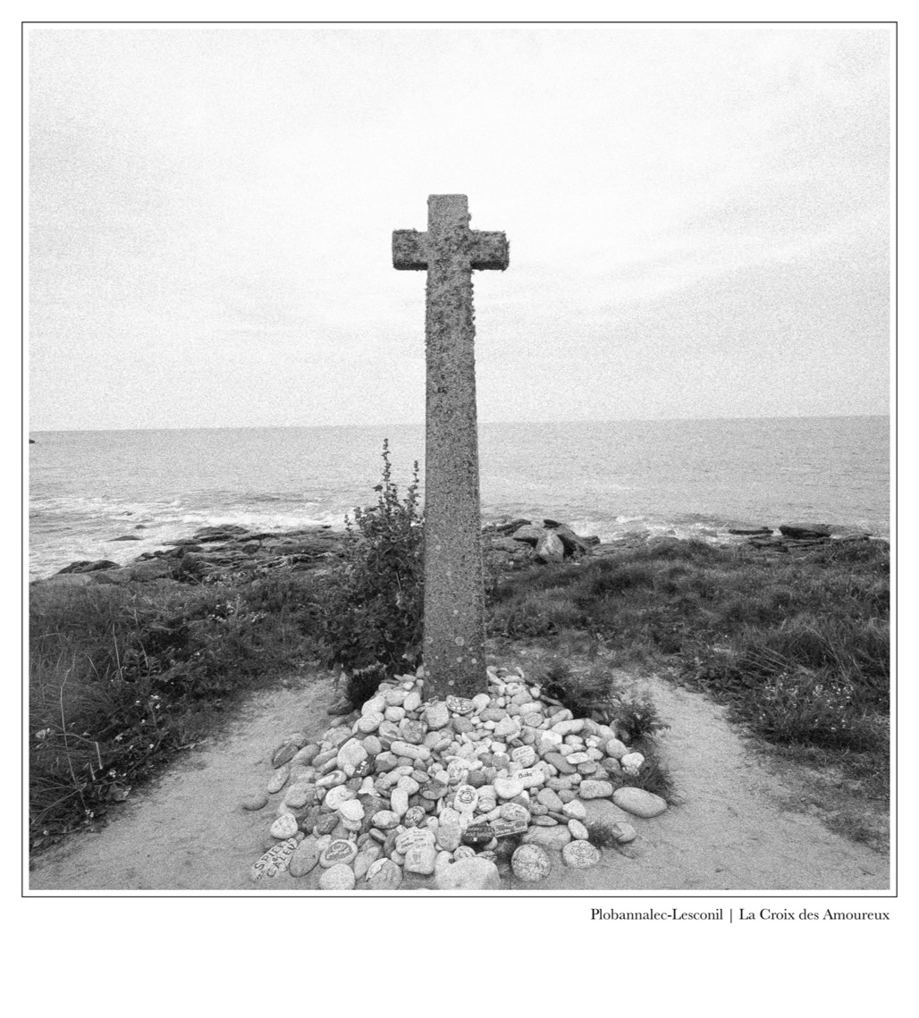 black and white, bretagne, brittany, bw, calvaire, calvary, croix, cross, monochrom, monochrome, noir et blanc