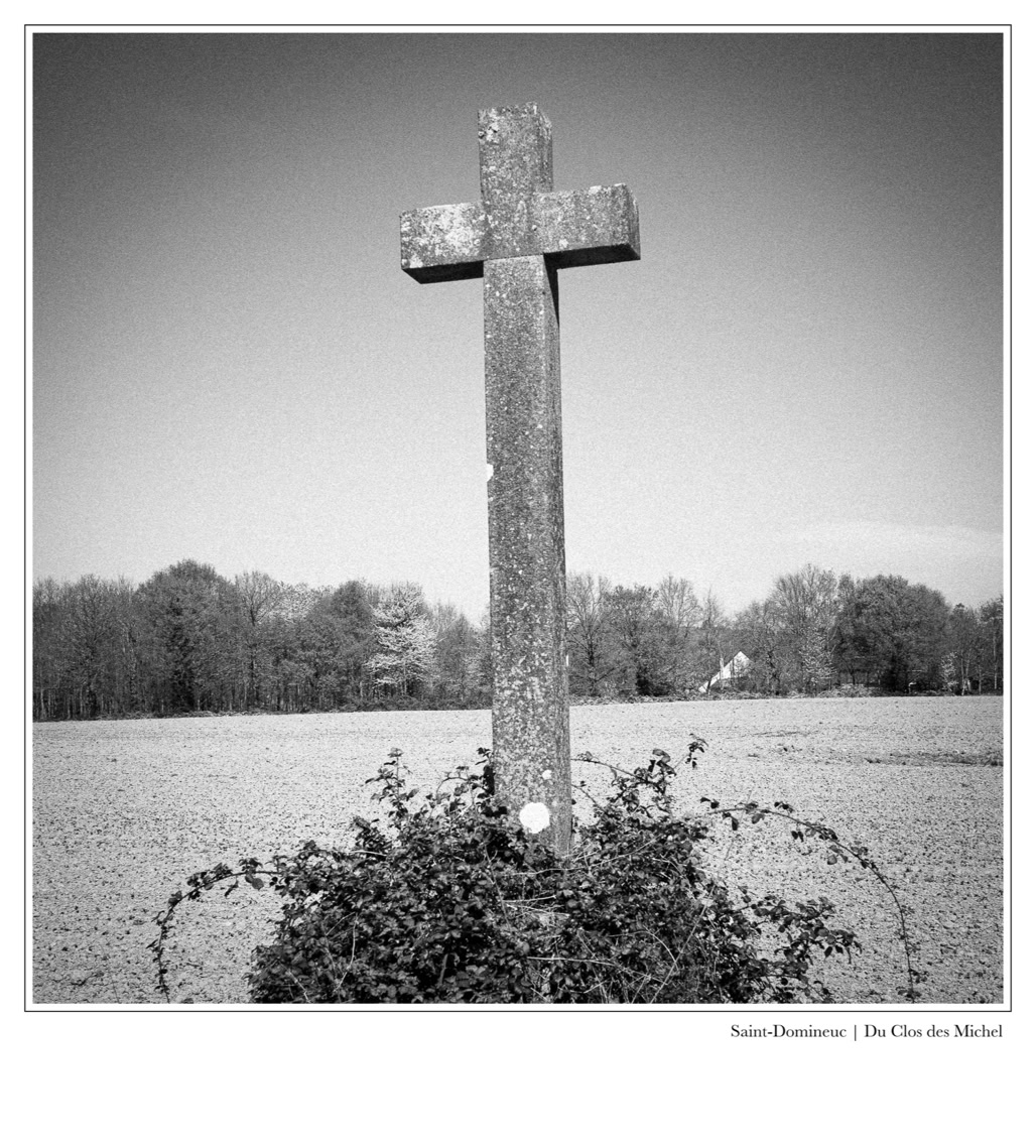 black and white, bretagne, brittany, bw, calvaire, calvary, croix, cross, monochrom, monochrome, noir et blanc