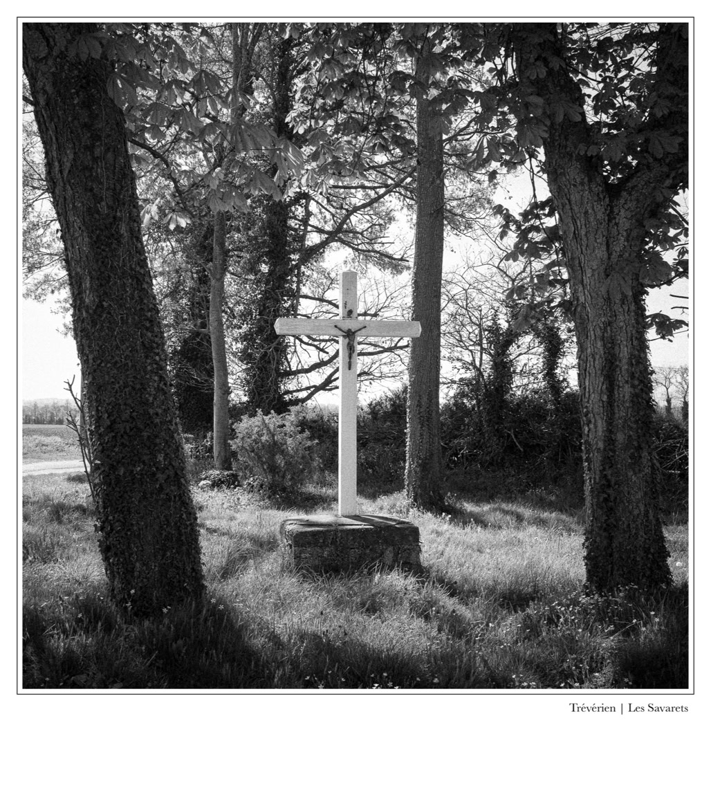 black and white, bretagne, brittany, bw, calvaire, calvary, croix, cross, monochrom, monochrome, noir et blanc