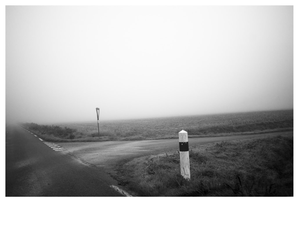 black and white, bretagne, brittany, bw, carrefour, champ, crossroads, field, monochrom, monochrome, noir et blanc, panneau, road sign