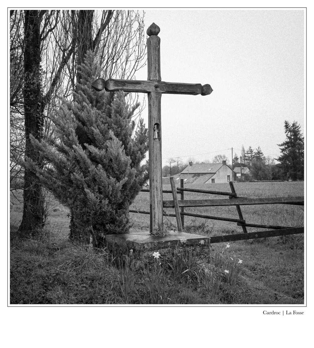 black and white, bretagne, brittany, bw, calvaire, calvary, croix, cross, monochrom, monochrome, noir et blanc