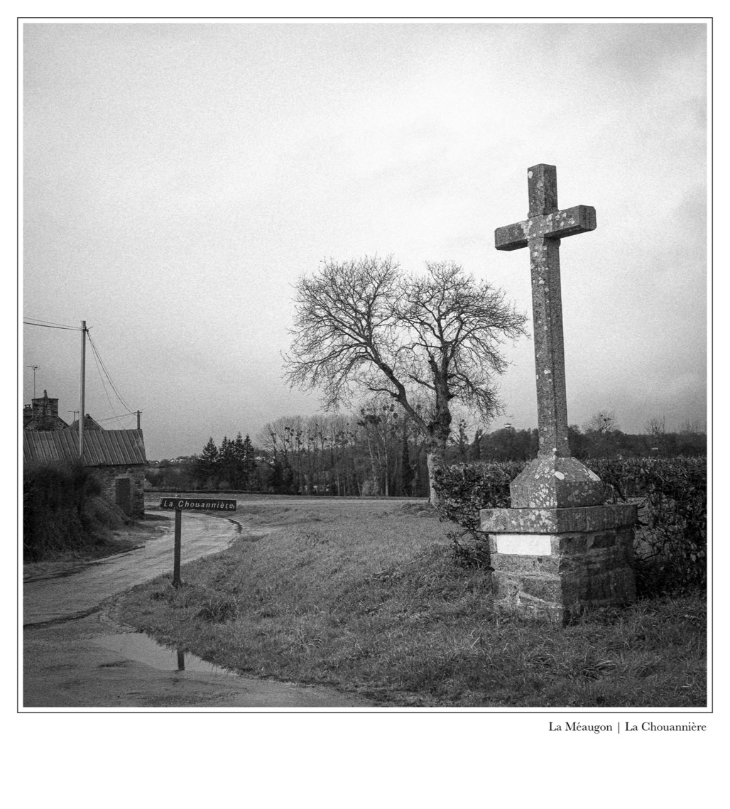 black and white, bretagne, brittany, bw, calvaire, calvary, croix, cross, monochrom, monochrome, noir et blanc