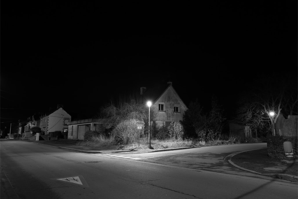 black and white, bretagne, brittany, bw, house, light, lumière, maison, monochrom, monochrome, night, noir et blanc, nuit, rue, street, village