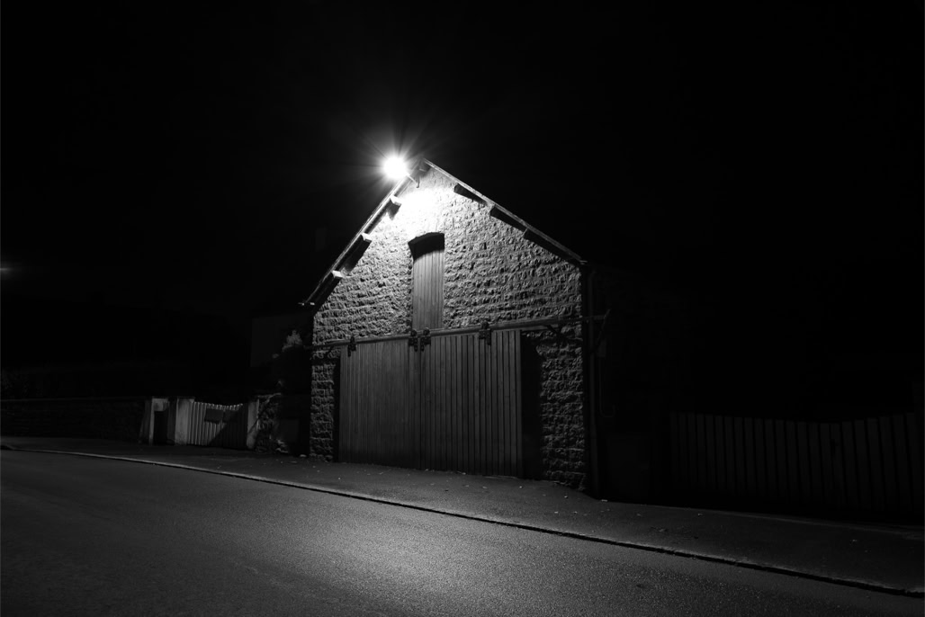 black and white, bretagne, brittany, bw, hangar, light, lumière, monochrom, monochrome, night, noir et blanc, nuit, rue, street, warehouse
