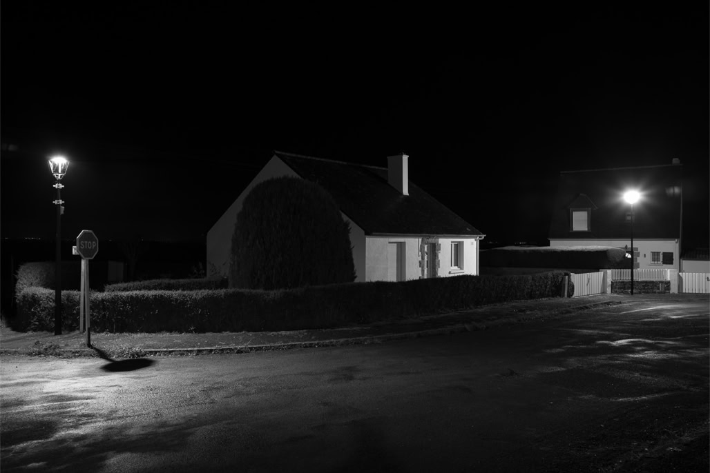 arbre, black and white, bretagne, brittany, bw, house, light, lumière, maison, monochrom, monochrome, night, noir et blanc, nuit, rue, street, tree